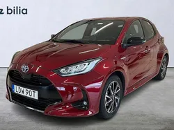 Röd Begagnad 2021 Toyota Yaris Hybrid Style Halvkombi | 239 900 kr (Marknadspris)
