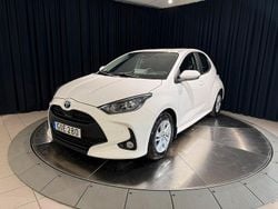 Vit Begagnad 2022 Toyota Yaris Hybrid Active Halvkombi | 224 800 kr (Marknadspris)
