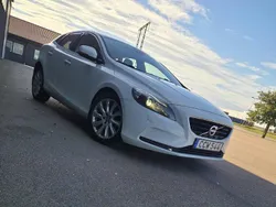 Vit Begagnad 2016 Volvo V40 Momentum Kombi | 125 000 kr (Marknadspris)