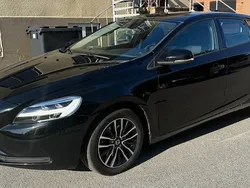 Svart Begagnad 2016 Volvo V40 Momentum Kombi | 144 900 kr (Marknadspris)