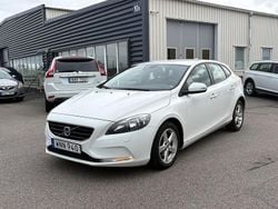 Vit Begagnad 2015 Volvo V40 Kinetic Halvkombi | 119 900 kr (Marknadspris)