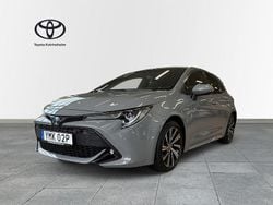 Grå Begagnad 2021 Toyota Corolla Hybrid Style Halvkombi | 228 900 kr (Marknadspris)