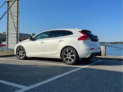 Vit Begagnad 2015 Volvo V40 Momentum Kombi | 125 000 kr (Marknadspris)