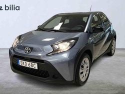 Grå Ny 2024 Toyota Aygo Play Halvkombi | 169 900 kr (Bra pris)