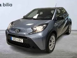Grå Ny 2024 Toyota Aygo Play Halvkombi | 184 900 kr (Marknadspris)