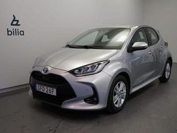 Silver Begagnad 2022 Toyota Yaris Hybrid Active Halvkombi | 209 500 kr (Marknadspris)