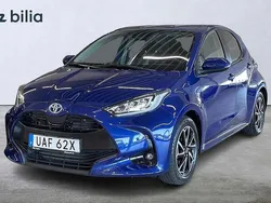 Mörkblå Begagnad 2022 Toyota Yaris Hybrid Active Halvkombi | 239 900 kr (Lite dyr)