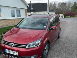Röd Begagnad 2014 VW Touran Minibuss | 119 000 kr (Dyr)