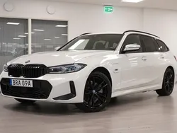 Vit Begagnad 2022 BMW 330e M Sport Kombi | 549 800 kr
