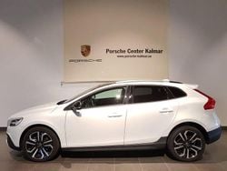 Vit Begagnad 2019 Volvo V40 CC Momentum Kombi | 219 000 kr (Marknadspris)