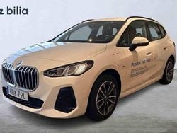 Vit Begagnad 2024 BMW 225 Active Tourer Shadowline Minibuss | 469 000 kr