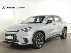 Grå (cementgrå) Begagnad 2024 Lexus LBX SUV | 348 900 kr