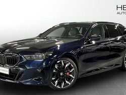Svart (blue) Begagnad 2025 BMW 550e M Sport Kombi | 964 700 kr (Superpris)