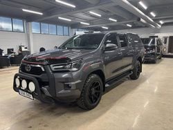Mörkgrå (grå) Begagnad 2020 Toyota HiLux Pickup | 399 900 kr (Bra pris)