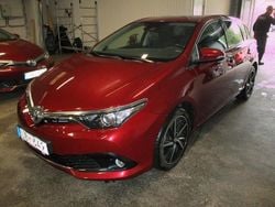Röd Begagnad 2017 Toyota Auris Comfort Halvkombi | 149 000 kr (Marknadspris)
