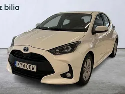 Vit Begagnad 2023 Toyota Yaris Hybrid Active Halvkombi | 224 900 kr (Marknadspris)