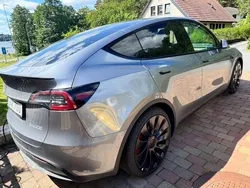 Grå Begagnad 2024 Tesla Model Y Performance SUV | 489 610 kr (Superpris)