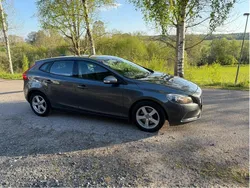 Grå Begagnad 2014 Volvo V40 Kinetic Kombi | 129 000 kr (Marknadspris)