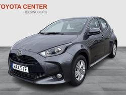 Mörkgrå Ny 2025 Toyota Yaris Hybrid Active Halvkombi | 271 800 kr (Marknadspris)
