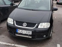 Svart Begagnad 2006 VW Touran Highline Minibuss | 38 000 kr