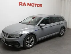 Grå (grå metallic) Begagnad 2022 VW Passat GTE Kombi | 219 800 kr (Bra pris)