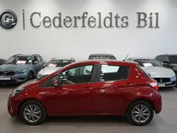 Röd Begagnad 2018 Toyota Yaris Hybrid Active Halvkombi | 149 800 kr (Marknadspris)