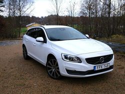 Vit Begagnad 2017 Volvo V60 Kinetic Kombi | 135 000 kr (Superpris)