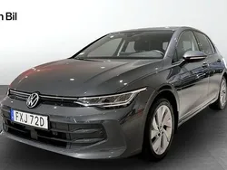 Mörkgrå Begagnad 2024 VW Golf VIII Life Kombi | 304 900 kr (Marknadspris)