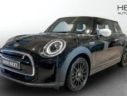 Svart (black) Begagnad 2022 Mini Cooper SE Halvkombi | 218 700 kr (Marknadspris)