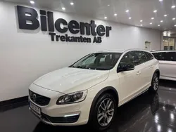 Vit Begagnad 2016 Volvo V60 CC Summum Kombi | 199 900 kr (Marknadspris)