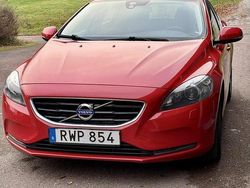 Röd Begagnad 2015 Volvo V40 Momentum Halvkombi | 75 000 kr (Superpris)