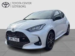 Vit Ny 2025 Toyota Yaris Hybrid Sport Halvkombi | 329 900 kr (Dyr)