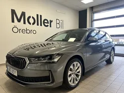 Grå (graphite grey metallic) Ny 2025 Skoda Superb Selection Kombi | 464 400 kr (Lite dyr)