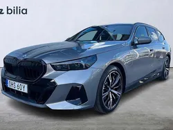Grå Begagnad 2025 BMW 530e M Sport Kombi | 749 000 kr (Marknadspris)