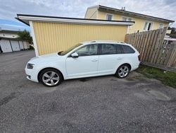 Vit Begagnad 2016 Skoda Octavia Kombi | 119 000 kr (Marknadspris)
