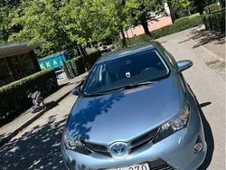 Blå Begagnad 2013 Toyota Auris Hybrid Active Halvkombi | 124 500 kr (Marknadspris)