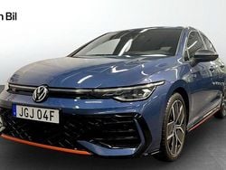 Mörkblå (anemone blue metallic) Begagnad 2024 VW Golf VIII R-line Halvkombi | 359 900 kr (Dyr)