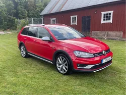 Röd Begagnad 2017 VW Golf Alltrack Kombi | 159 000 kr (Marknadspris)