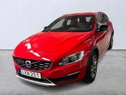 Röd Begagnad 2018 Volvo V60 CC Standard Kombi | 234 900 kr (Marknadspris)