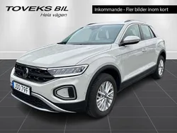 Grå (ascot grey) Begagnad 2023 VW T-Roc Life SUV | 299 000 kr (Marknadspris)