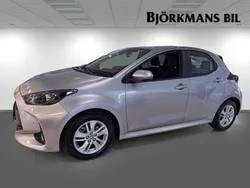 Silver Begagnad 2023 Toyota Yaris Hybrid Halvkombi | 219 000 kr (Marknadspris)