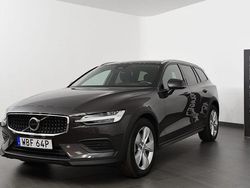Grå Begagnad 2024 Volvo V60 CC Core Kombi | 409 800 kr (Marknadspris)