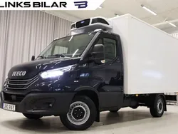 Mörkblå (blå) Begagnad 2023 Iveco Daily Van | 479 900 kr (Marknadspris)