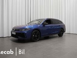 Blå (reef blue metallic) Ny 2025 VW Passat R-line Kombi | 499 500 kr (Marknadspris)