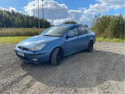 Blå Begagnad 2003 Ford Focus Ghia Sedan | 9 800 kr (Superpris)