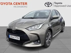 Mörkgrå Begagnad 2024 Toyota Yaris Hybrid Style Halvkombi | 279 900 kr (Marknadspris)