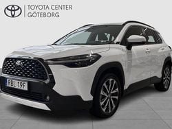 Vit Begagnad 2024 Toyota Corolla Cross Style SUV | 374 900 kr (Marknadspris)