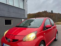 Röd Begagnad 2008 Toyota Aygo Halvkombi | 34 900 kr (Marknadspris)