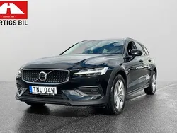 Svart Begagnad 2023 Volvo V60 CC Core Kombi | 359 900 kr (Bra pris)