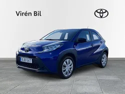 Mörkblå Begagnad 2024 Toyota Aygo Play Halvkombi | 204 000 kr (Marknadspris)